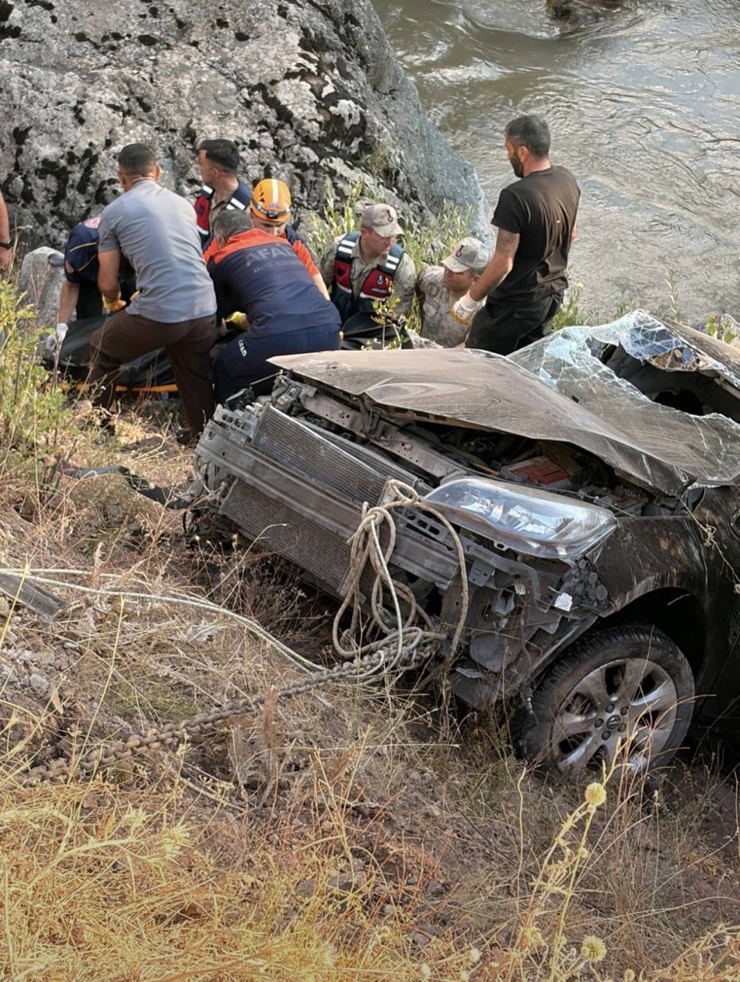 Araç dereye uçtu: 1 ölü, 4 yaralı 4
